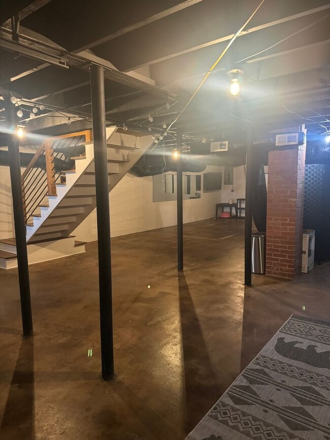 Building Photo - Price & Location!