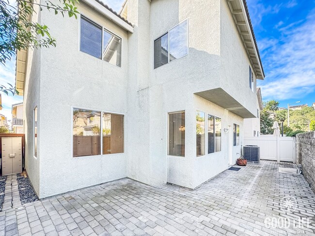 Building Photo - Immaculate 4Bd/2.5Ba Home with New Fridge, AC, Fenced Back Patio in Aliso Viejo!