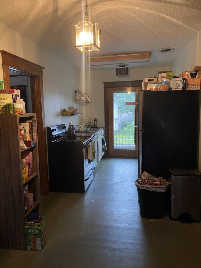 Building Photo - Spacious top floor 4 bed 1 bath by UWEC!