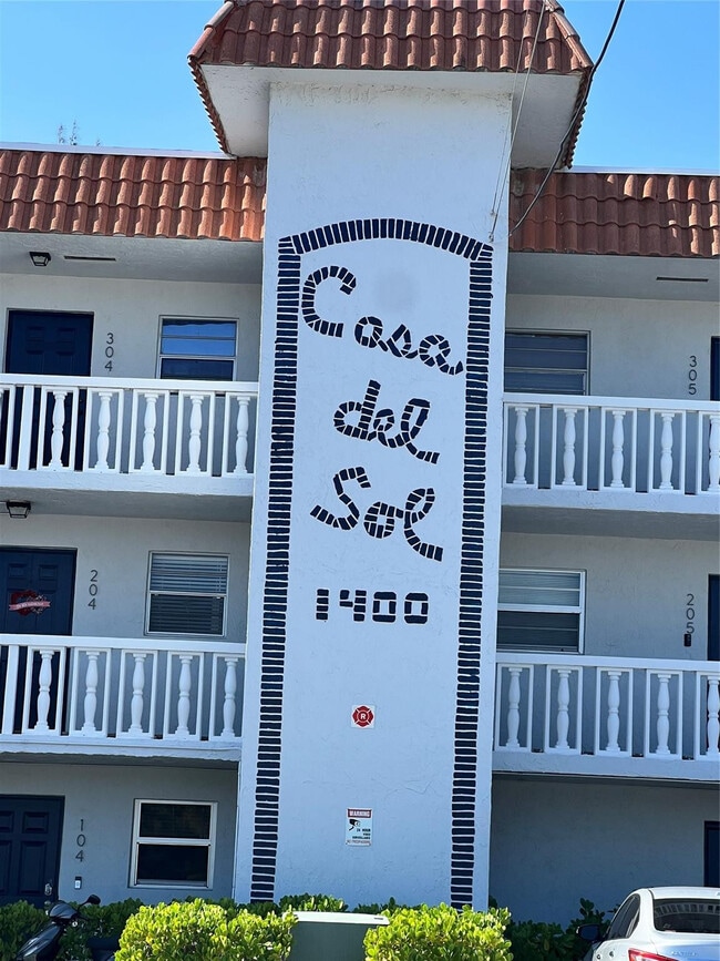 Building Photo - 1400 NE 57th St