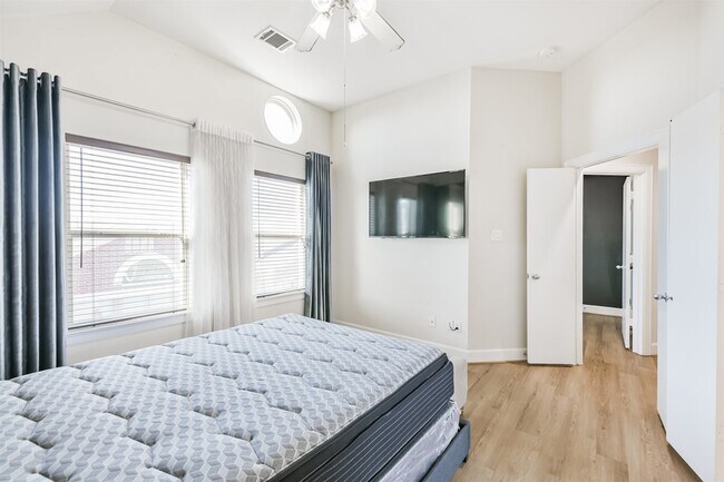 Building Photo - 11307 Main Holly Dr