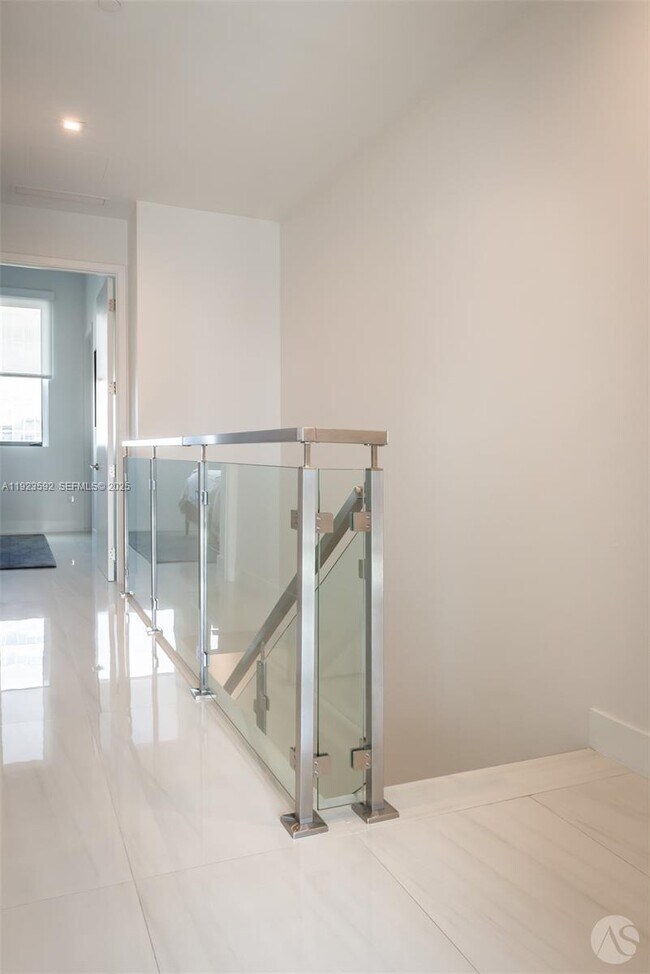 Building Photo - 275 Giralda Ave