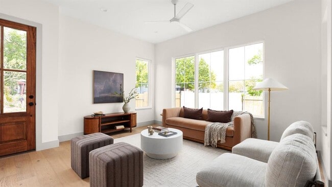 Building Photo - 4901 Gladeview Dr