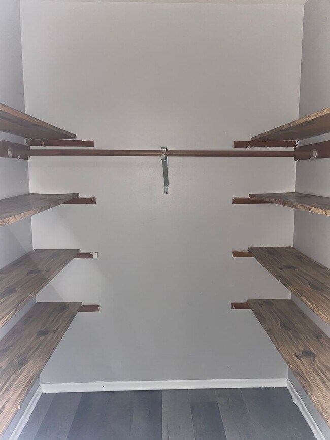 Building Photo - Updated 2 Bedroom One Bath Apt in Florissant!