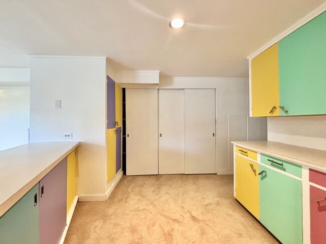 Building Photo - Stunning Mountain View Mid-Century Home in Prestigious Clyde Hill