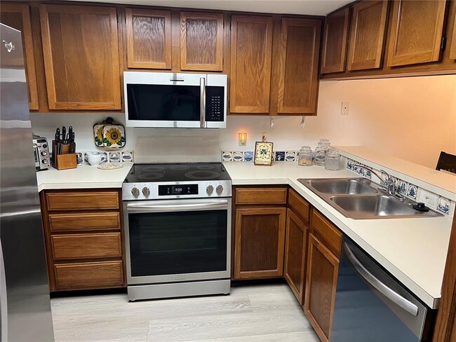 Building Photo - 333 Woodlake Wynde