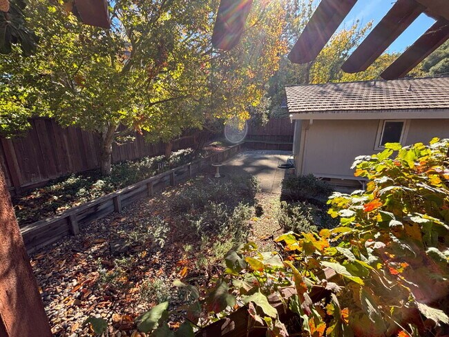 Building Photo - 485 Butterfield Pl