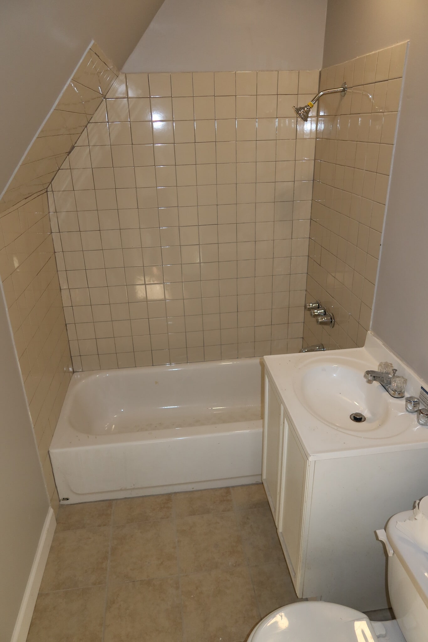 Unit 3 Bathroom - 16 Benton St