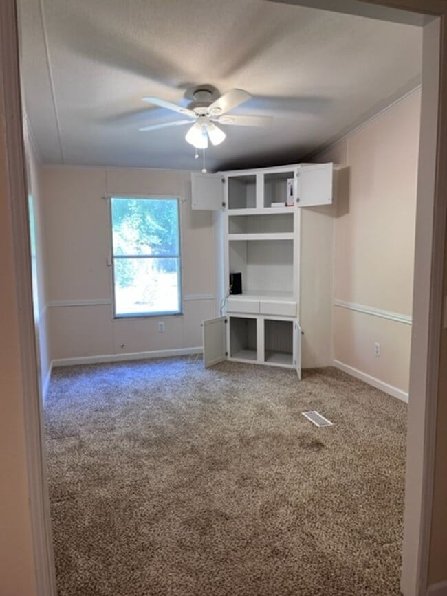 Building Photo - Large 4 Bedroom 2 bath DWMH