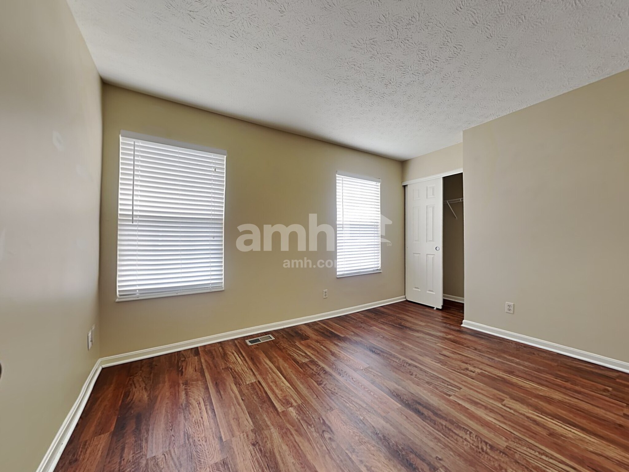 Building Photo - 3679 Shorewood Dr