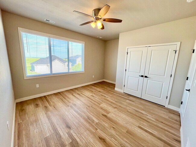 Building Photo - Modern Townhome with STUNNING Views in West MHK