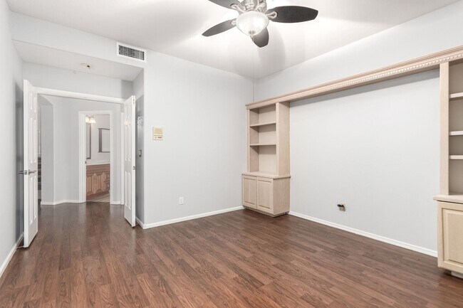 Building Photo - 4 bedoom home with private pool