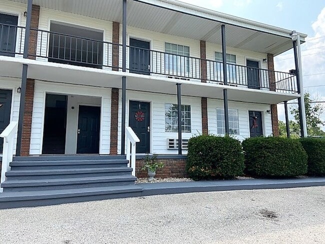 Building Photo - Studio Apartment in Hollister