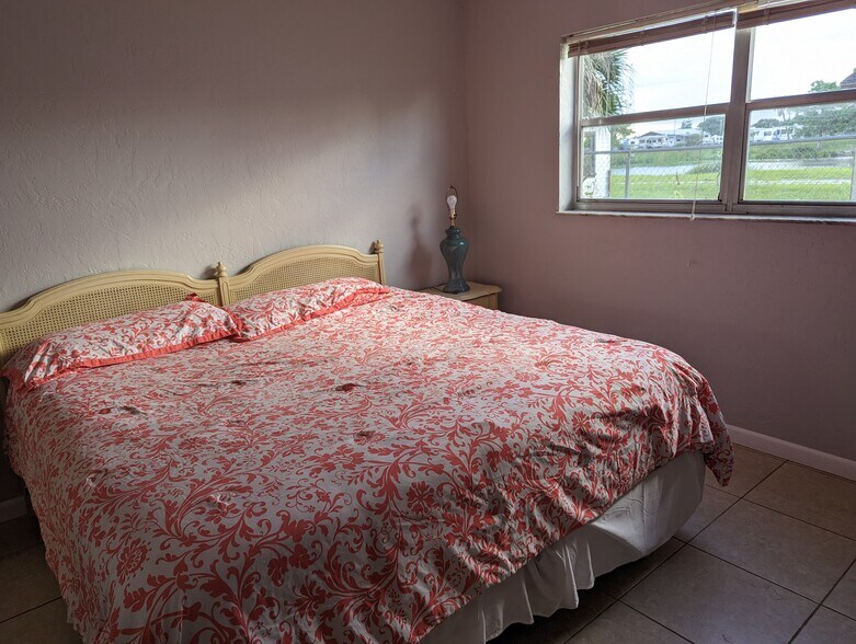 King Bed - 3124 US HWY 441 SE