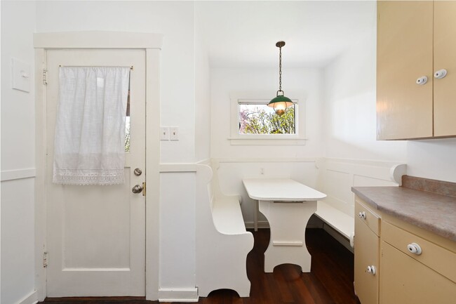 Building Photo - Charming 1BR/1BA Main Floor View Unit in Desired Neighborhood (Sunset Hill)