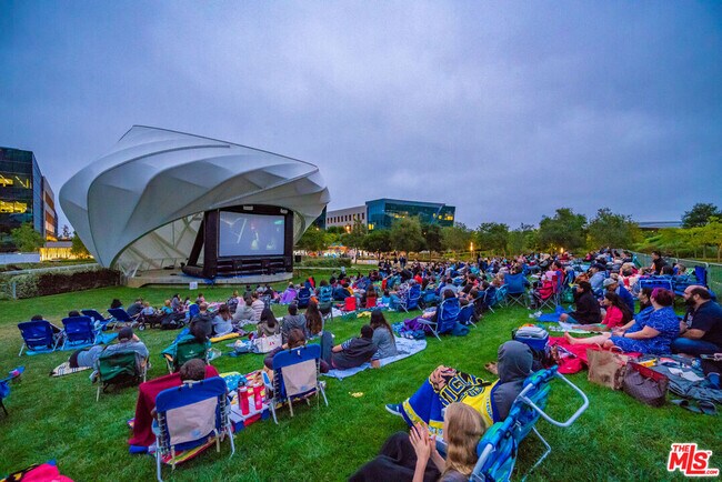 Building Photo - 6400 Crescent Prk E