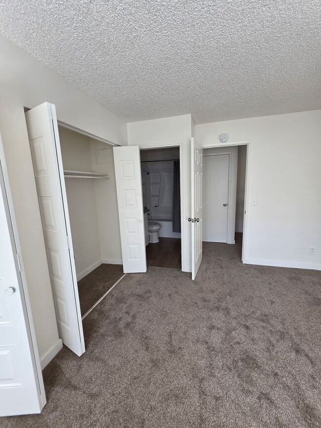Building Photo - Updated 2 Bedroom, 1.5 Bath Townhouse-Styl...