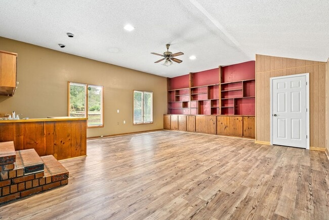 Building Photo - 4Bed/2Bath Available!