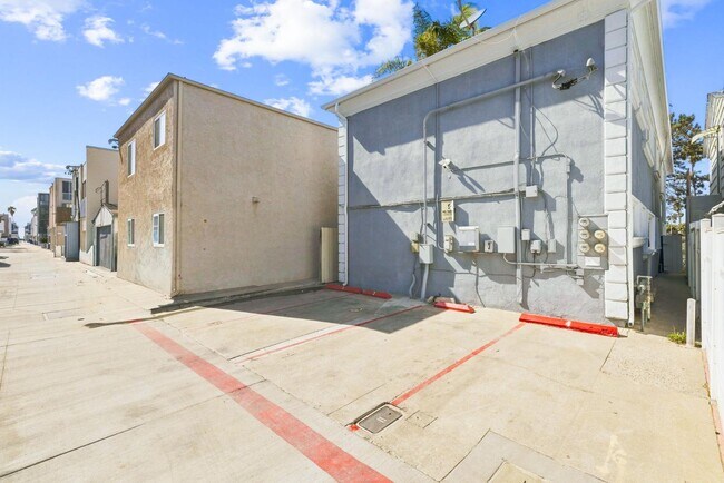 Building Photo - 829 San Fernando Pl