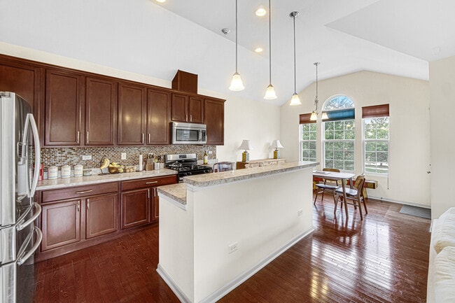 Building Photo - 2528 Dunraven Ave