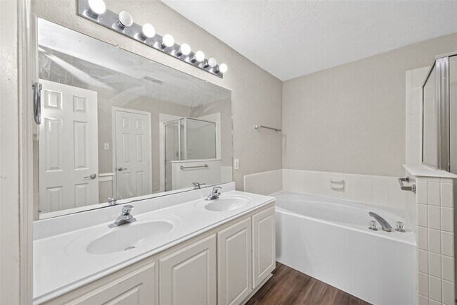 Building Photo - 3219 Watercliff Ct