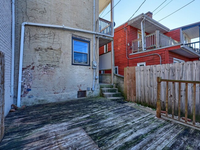 Building Photo - Charming 3 Bedroom Home with Off Street Pa...