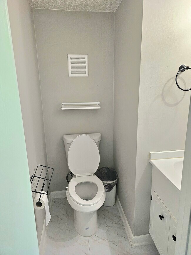 Building Photo - 975 Surry Ln