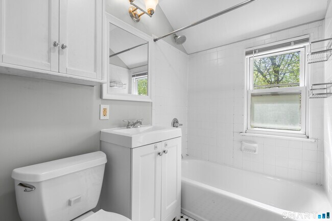 Building Photo - 224 Melville Dr