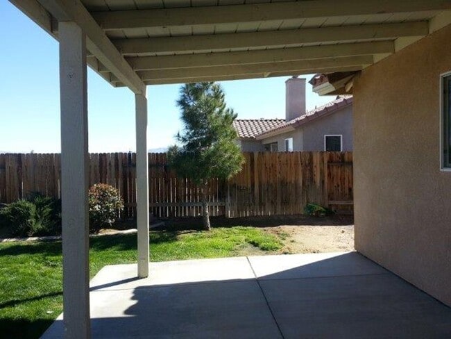 Building Photo - spacious 3 bedroom 2 bath home with beautiful yard, jacuzzi,  indoor laundry room