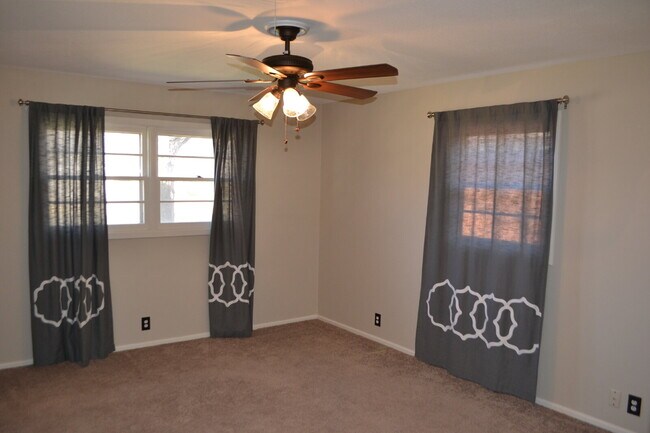 Building Photo - Updated Melonie Park Home!