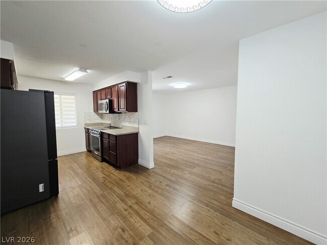 Building Photo - 5081 River Glen Dr