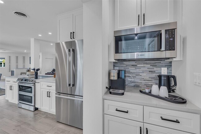 Building Photo - 3108 NE 42nd Ct