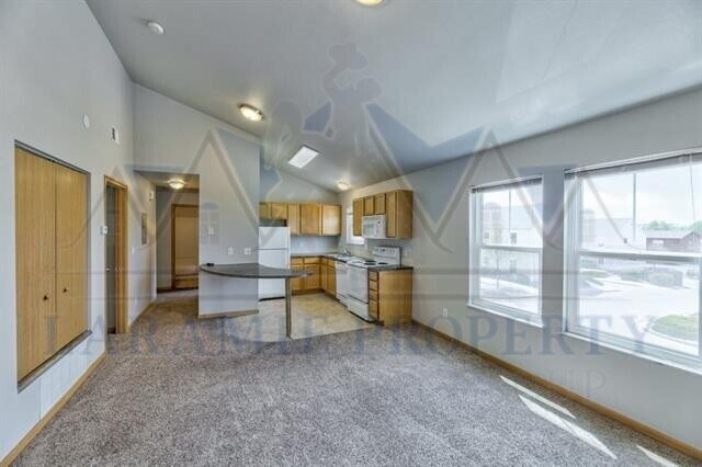 Building Photo - 4 Bedroom 2 Bathroom Condo - 1/2 OFF 1ST M...