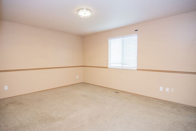 Building Photo - Really Nice 4 bedroom 3 Bath Home on Spacious Lot!