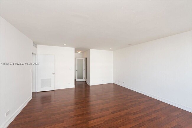 Building Photo - 1408 Brickell Bay Dr