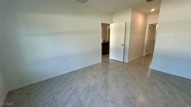 Building Photo - 3034 Royal Gardens Ave