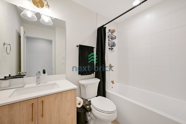 Building Photo - Beautiful 2 Bed 2.5 Bath Townhome for Rent