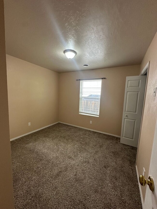 Building Photo - 3 bedroom 2 bath home in beautiful Meridia...