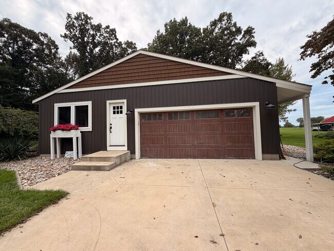Building Photo - 6375 Bauer Rd