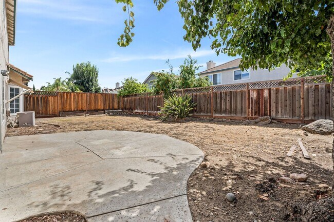 Building Photo - 880 Woodsong Ln