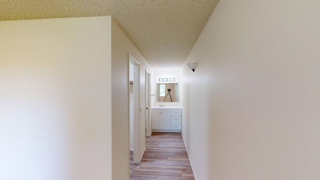 Building Photo - Charming Condo in the Heart of Oak Harbor!...
