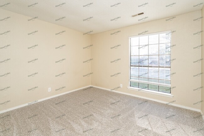 Building Photo - 1669 S Pine Ave