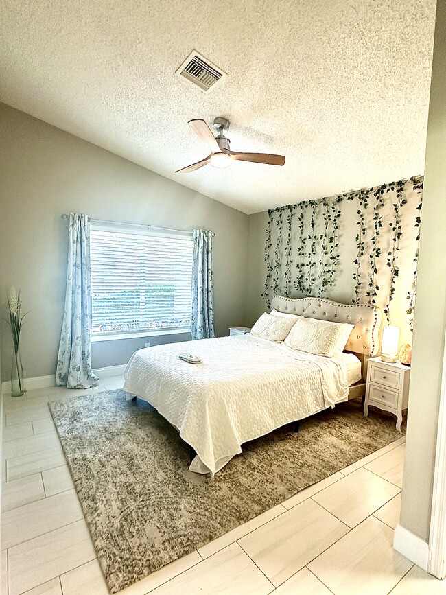 Building Photo - 1120 N Val Vista Dr