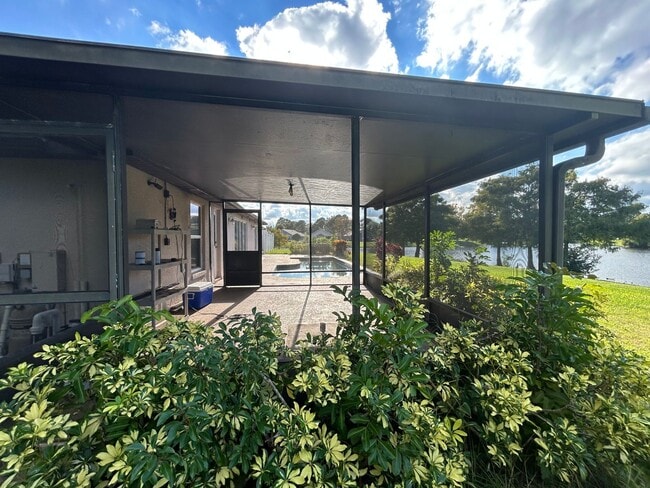 Building Photo - Waterfront Pool Home in Waterford Lakes