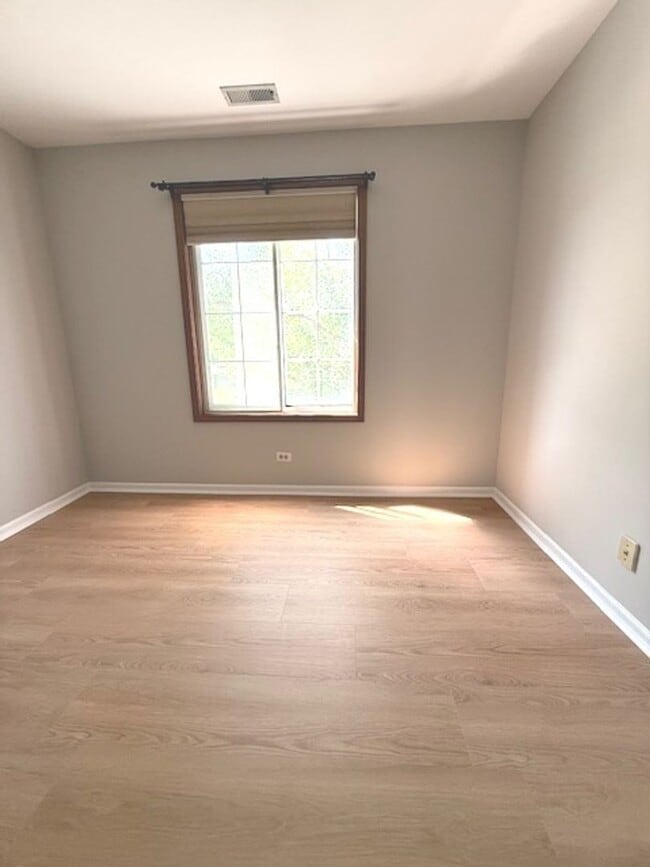 Building Photo - Beautiful 2 bedroom 2 Bathroom townhome