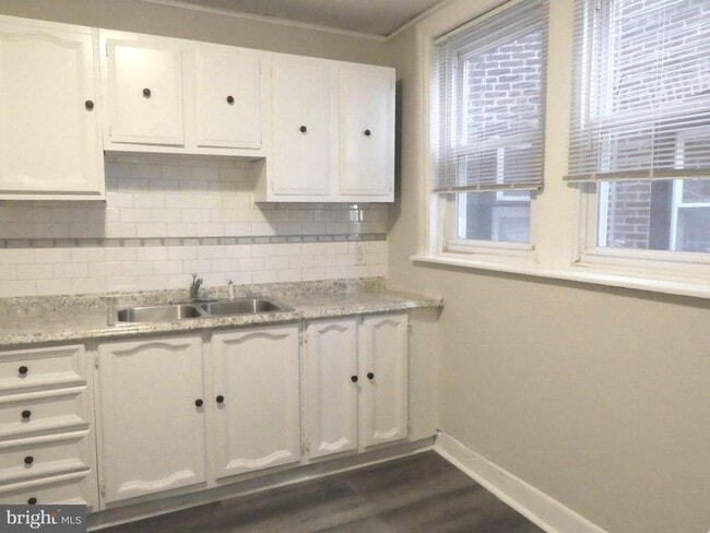 Building Photo - 1213 S 54th St