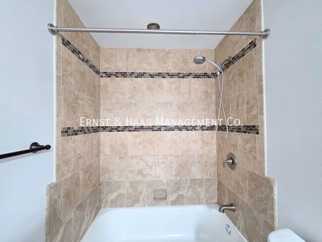 Building Photo - 3701 Country Club Dr