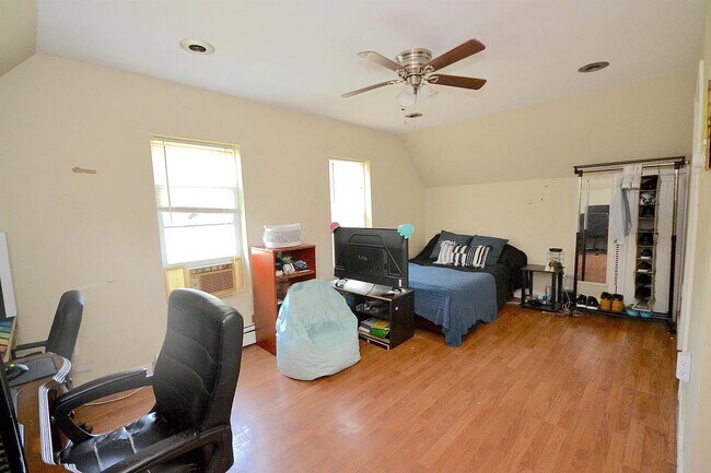 Third Floor Master Bedroom - Bedroom 4 - 7 Central St