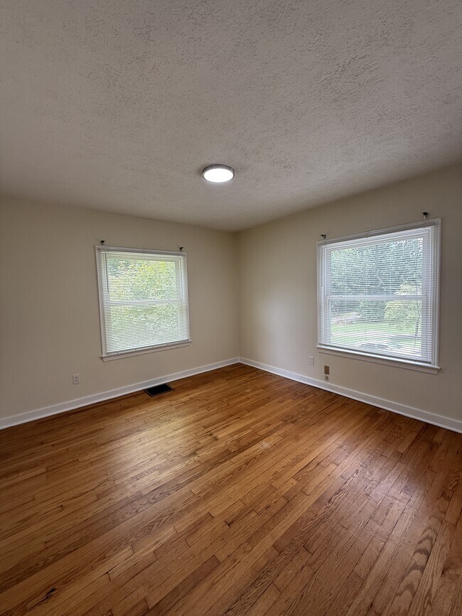 Building Photo - 312 N Chilhowee Dr