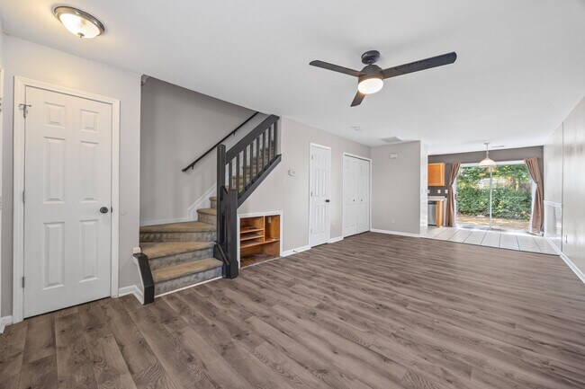 Building Photo - Great 2 bdrm Townhome in Steele Creek area...